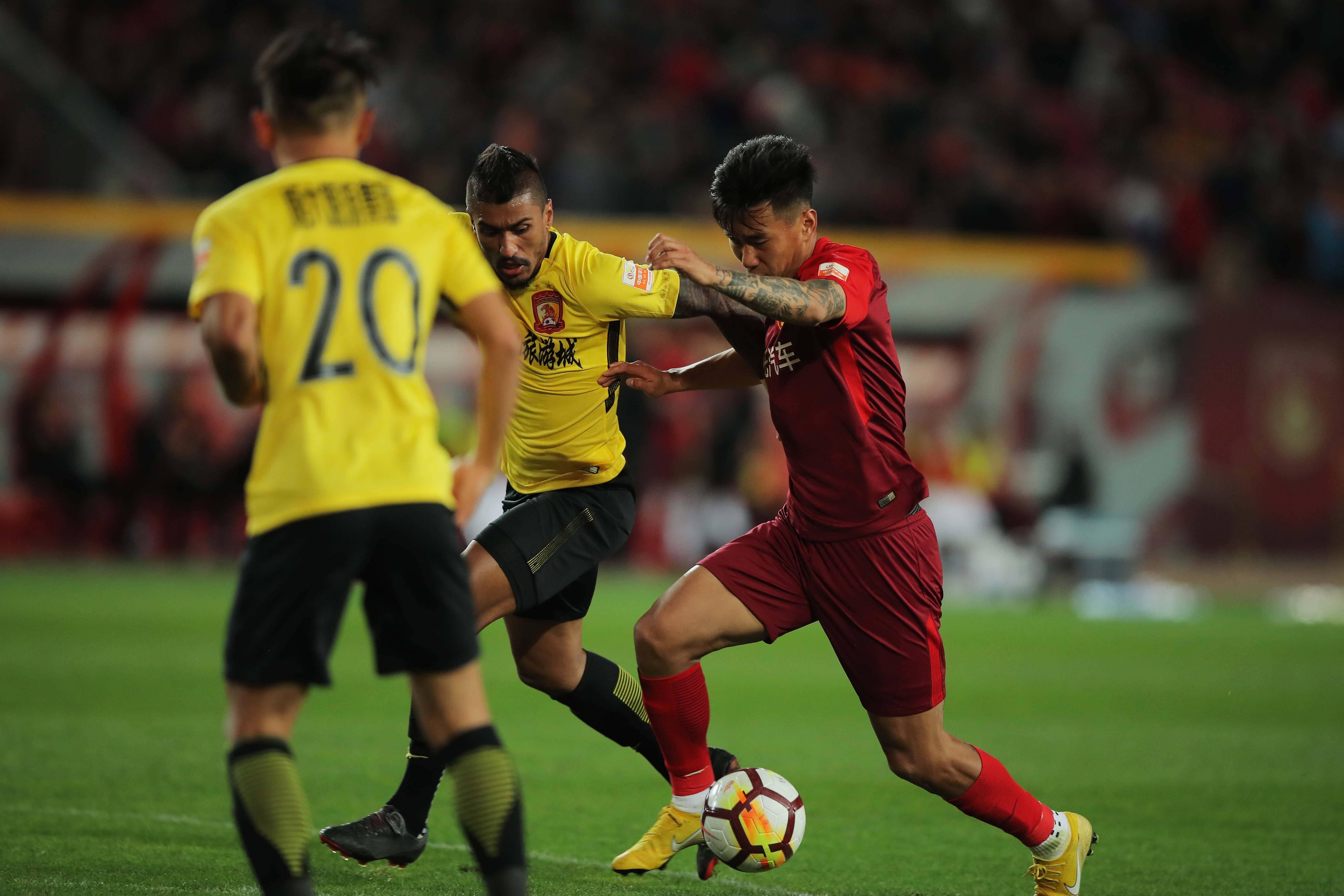 冲刺阶段突围战来临，斯图加特围绕中超豪取连胜，赛场秩序良好，临场指挥获称赞的简单介绍
