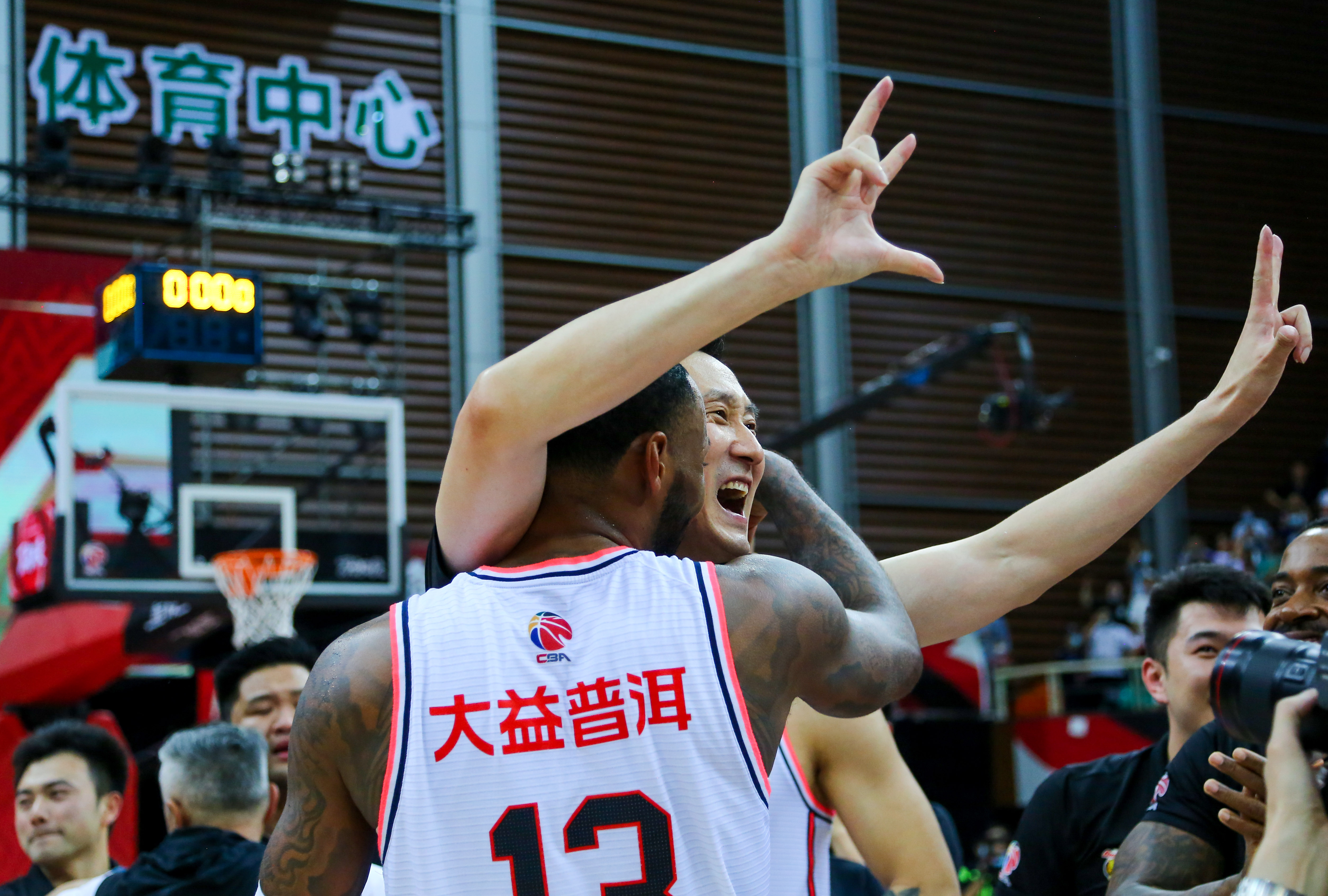 拜仁慕尼黑关键时刻回应争议；志在CBA常规赛名次提升；信心回归；年轻球员得到机会的简单介绍-开云